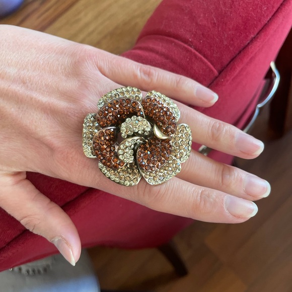 Oversized rhinestone flower cocktail ring - Picture 3 of 11